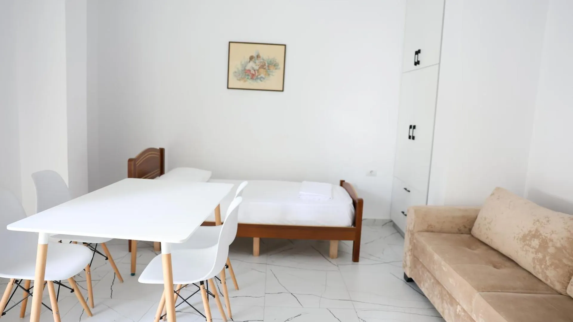 Golem Central Apartments Albania